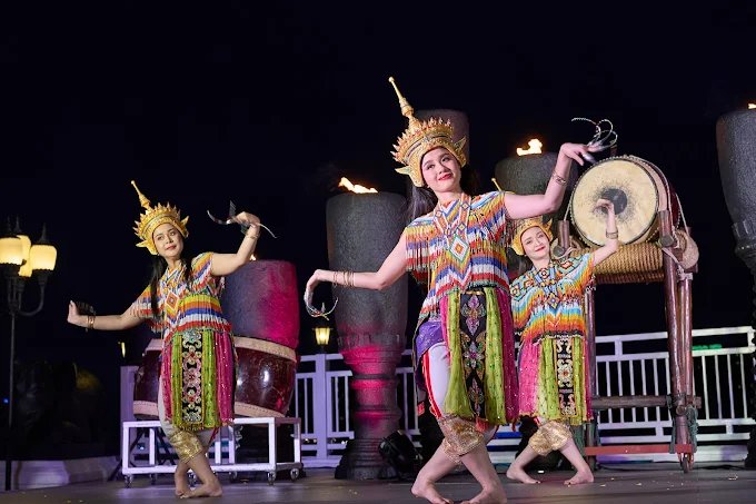 Riverside Terrace Anantara Bangkok | Riverside Buffet & Thai Show photo 2