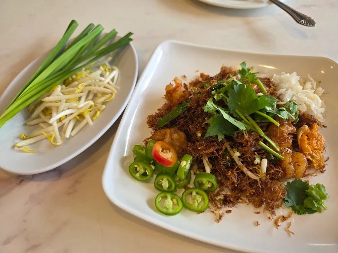 Tek Heng Bangkok | Historic Mee Krob Jeen Lee Restaurant in Talat Phlu photo 4