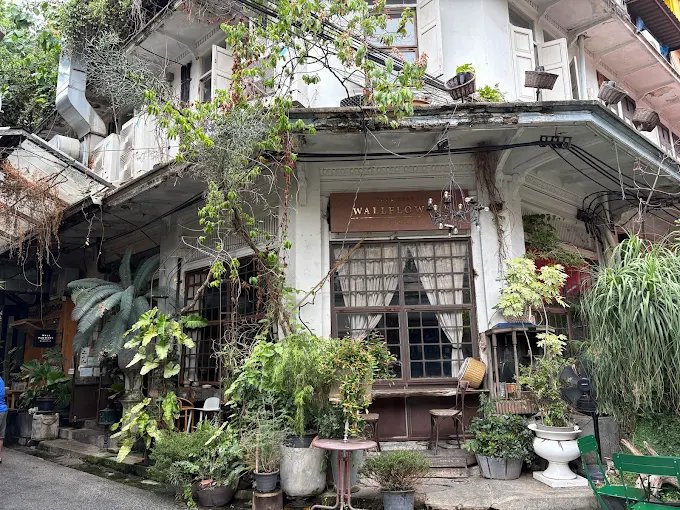 Wallflowers Cafe Bangkok | Floral Vintage Cafe & Rooftop Bar on Soi Nana